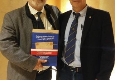 GIOVANNI NEMBRINI, DE LA ASOCIACIÓN ITALIANA DE HISTORIA POSTAL (AISP) HACE ENTREGA A LA BIBLIOTECA DE LA REAL ACADEMIA DE UN EJEMPLAR DE SU OBRA “CORRESPONDENCIA DE ITALIA AL EXTRANJERO, 1 DE MARZO DE 1863 – 31 DE MARZO DE 1879”
